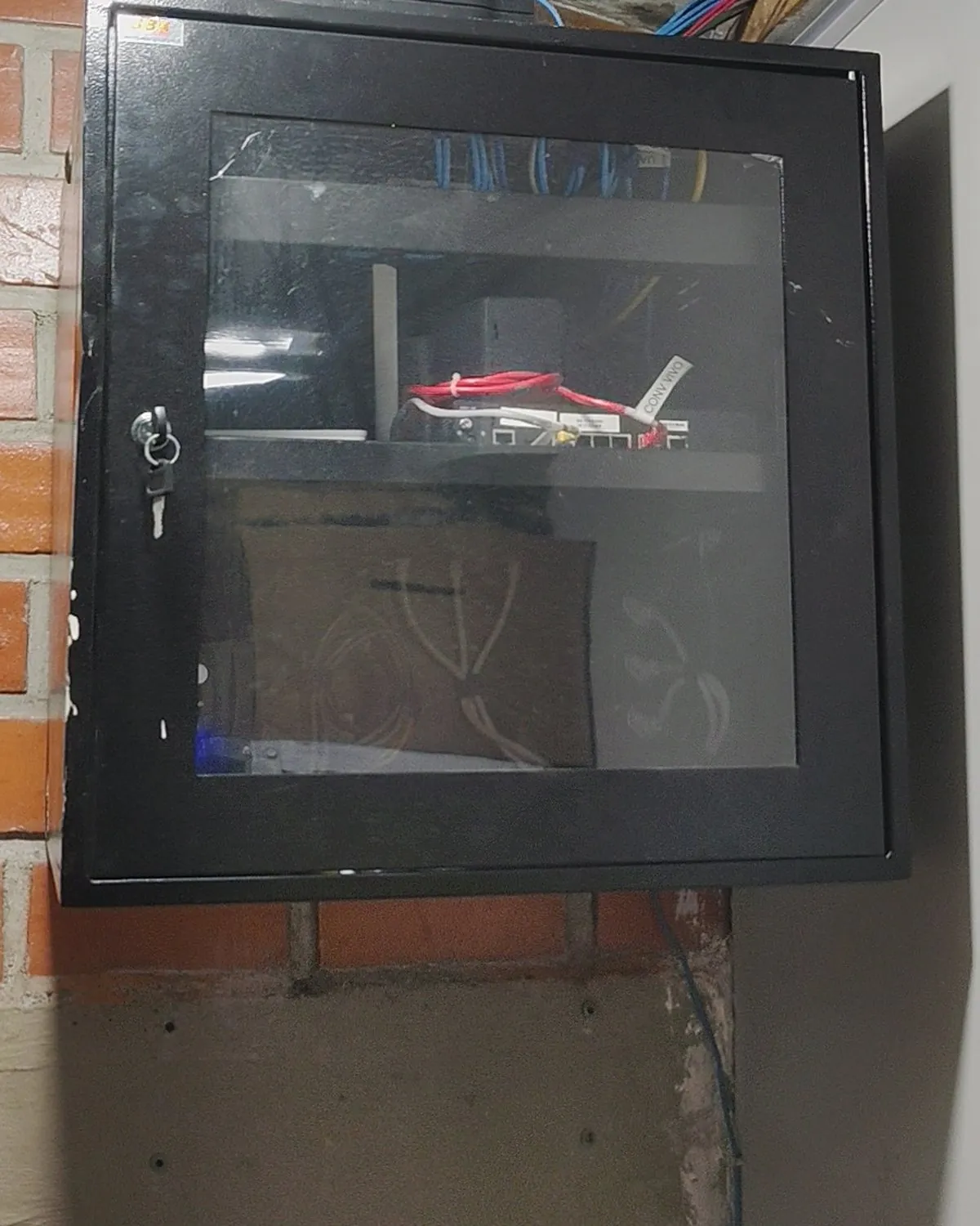 Rack de parede fechado e chaveado, instalado pela Fast Power no Grupo Skin